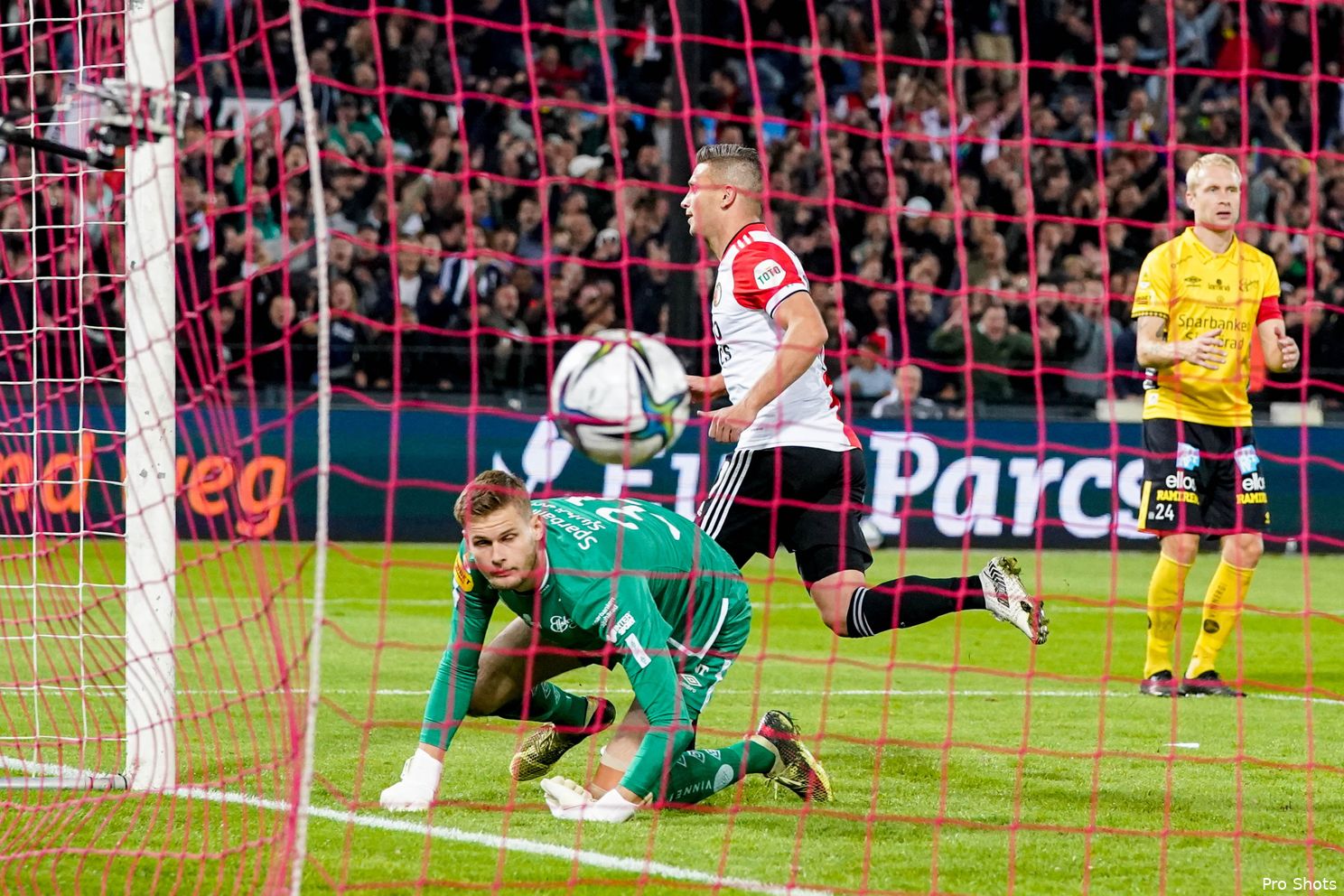 Feyenoord verplettert Elfsborg in De Kuip