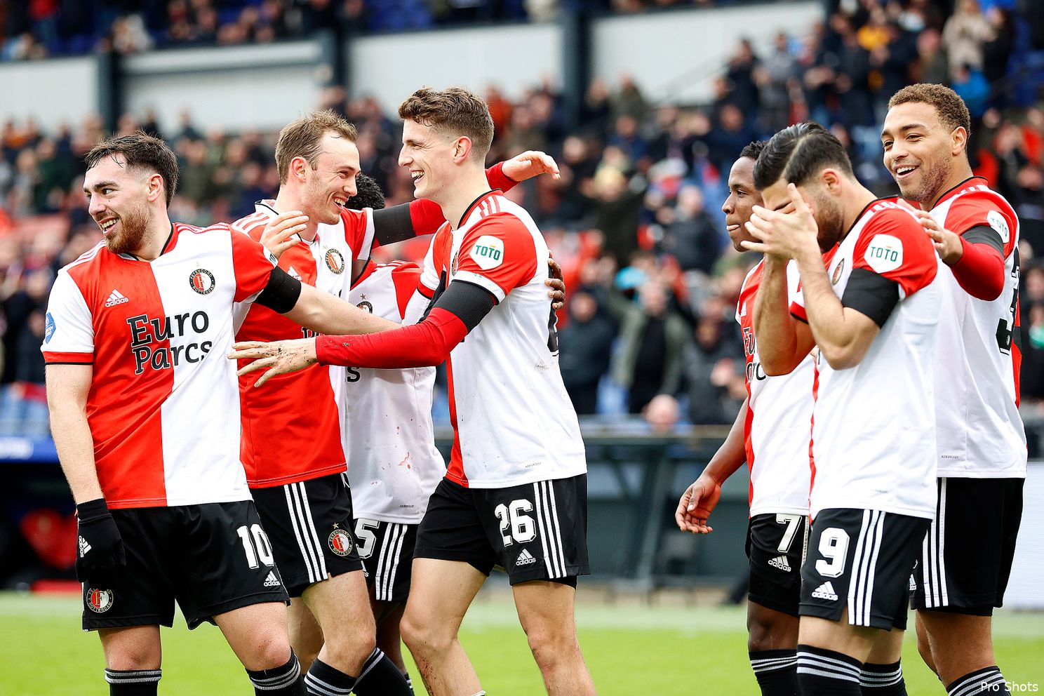 Feyenoord wervelt na stormachtig begin langs Sparta in De Kuip