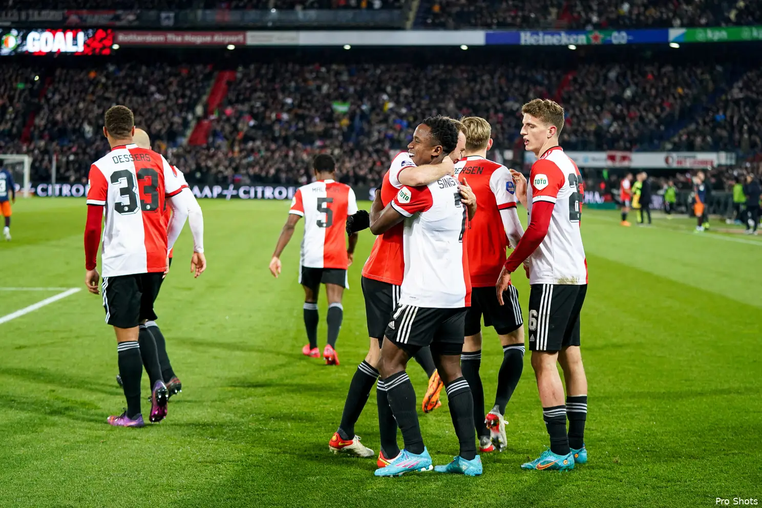 Feyenoord wint dankzij Sinisterra en Linssen van Willem II