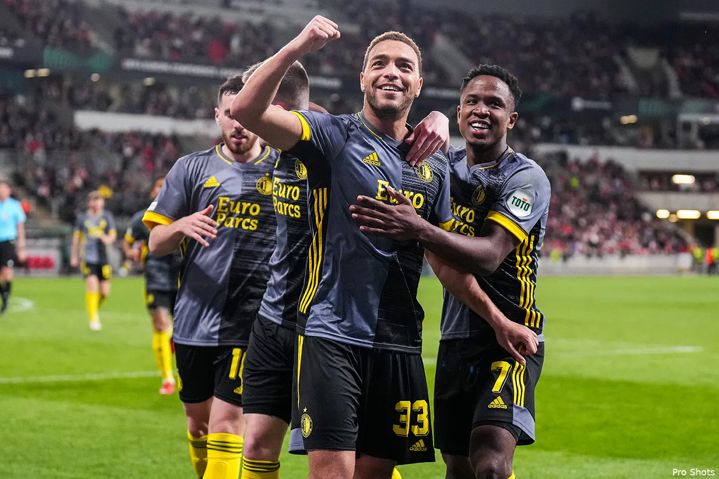 Feyenoord naar halve finale na zenuwslopende wedstrijd in Praag