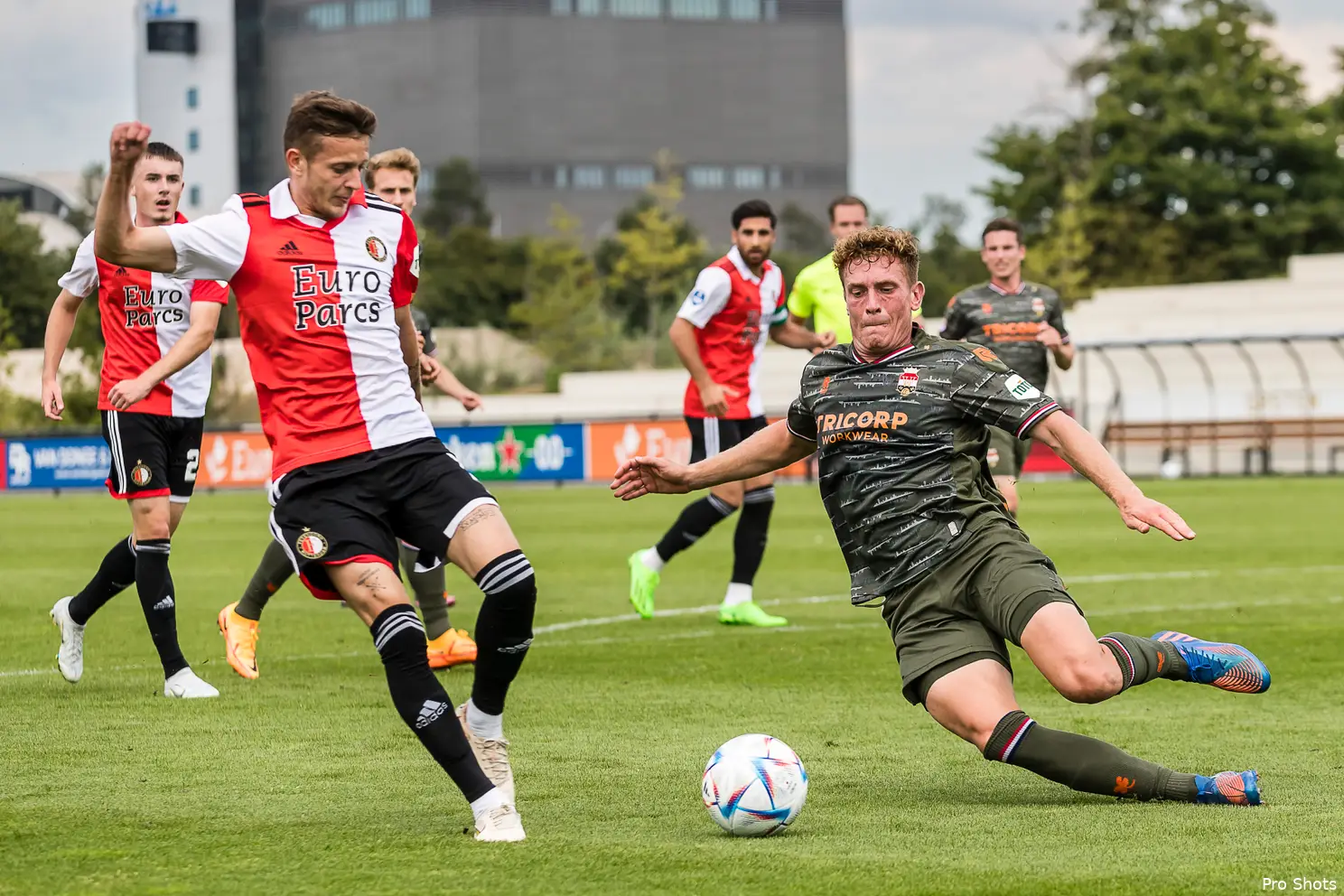 Feyenoord speelt met López en Hancko gelijk in oefenduel