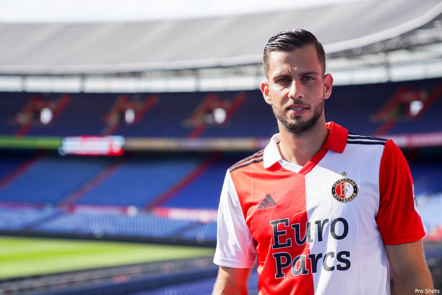 Perspresentatie Hancko in De Kuip: ''Eindelijk ben ik er''