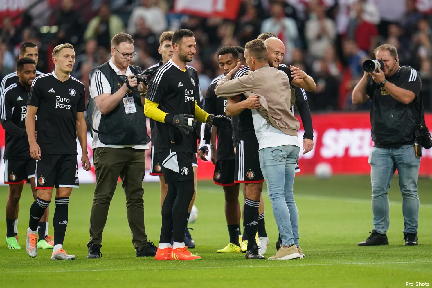 Supporters eren Toornstra met fraai spandoek