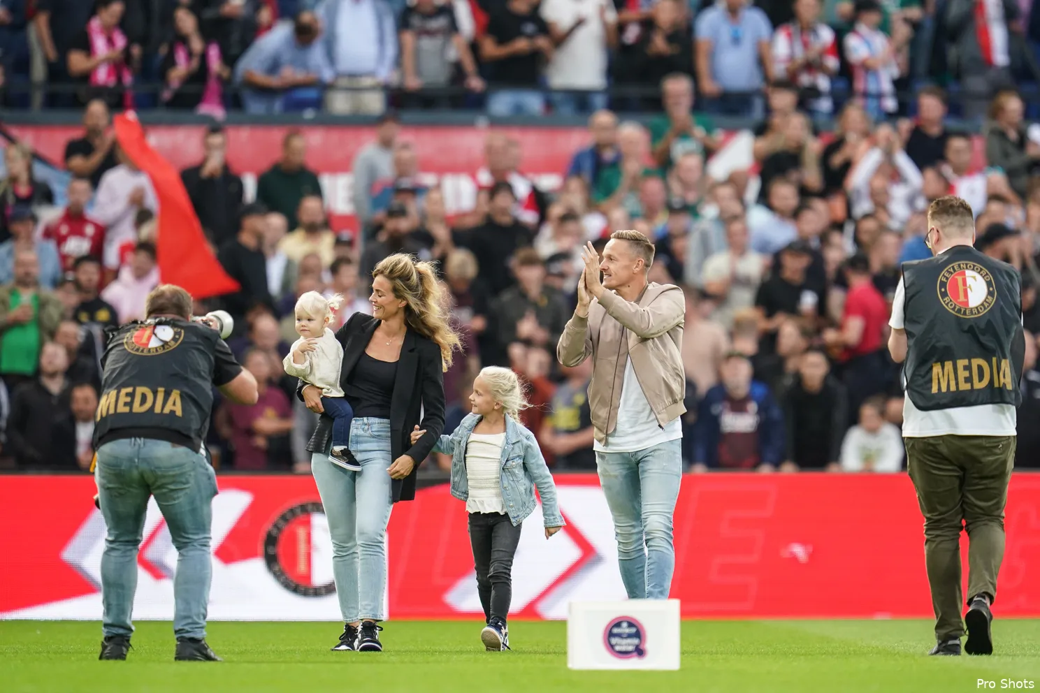 Supporters eren Toornstra met fraai spandoek