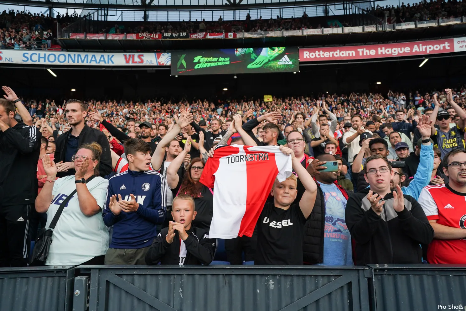 Supporters eren Toornstra met fraai spandoek