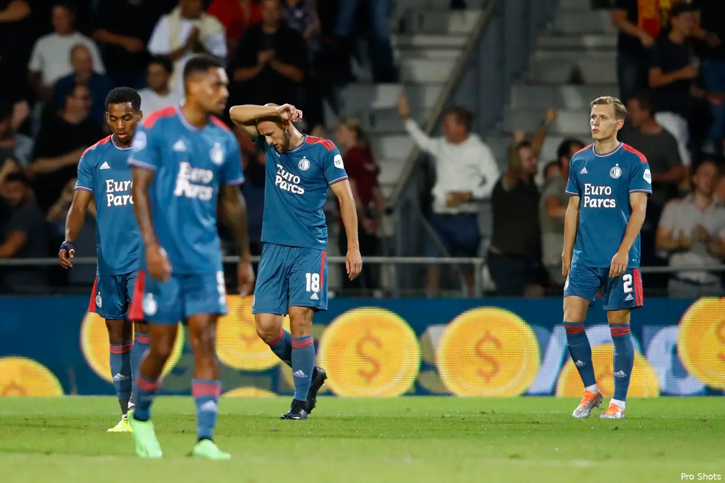 Feyenoord pakt na horror-start drie punten in Deventer
