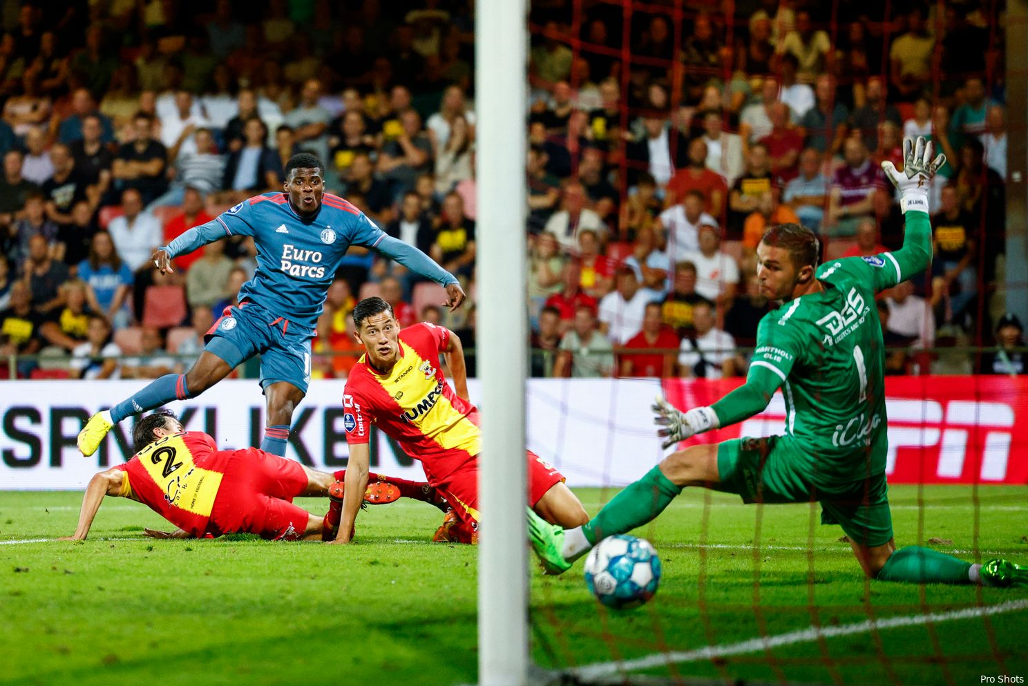 Feyenoord pakt na horror-start drie punten in Deventer