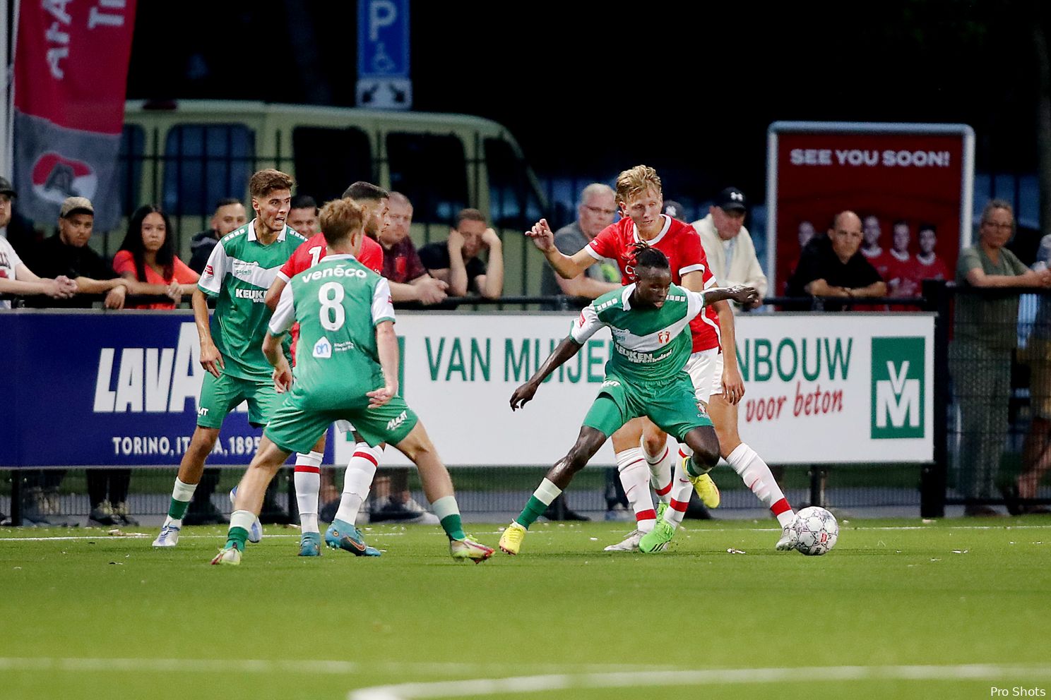 Huurlingen: Azarkan raakt geblesseerd; debuut voor Baldé