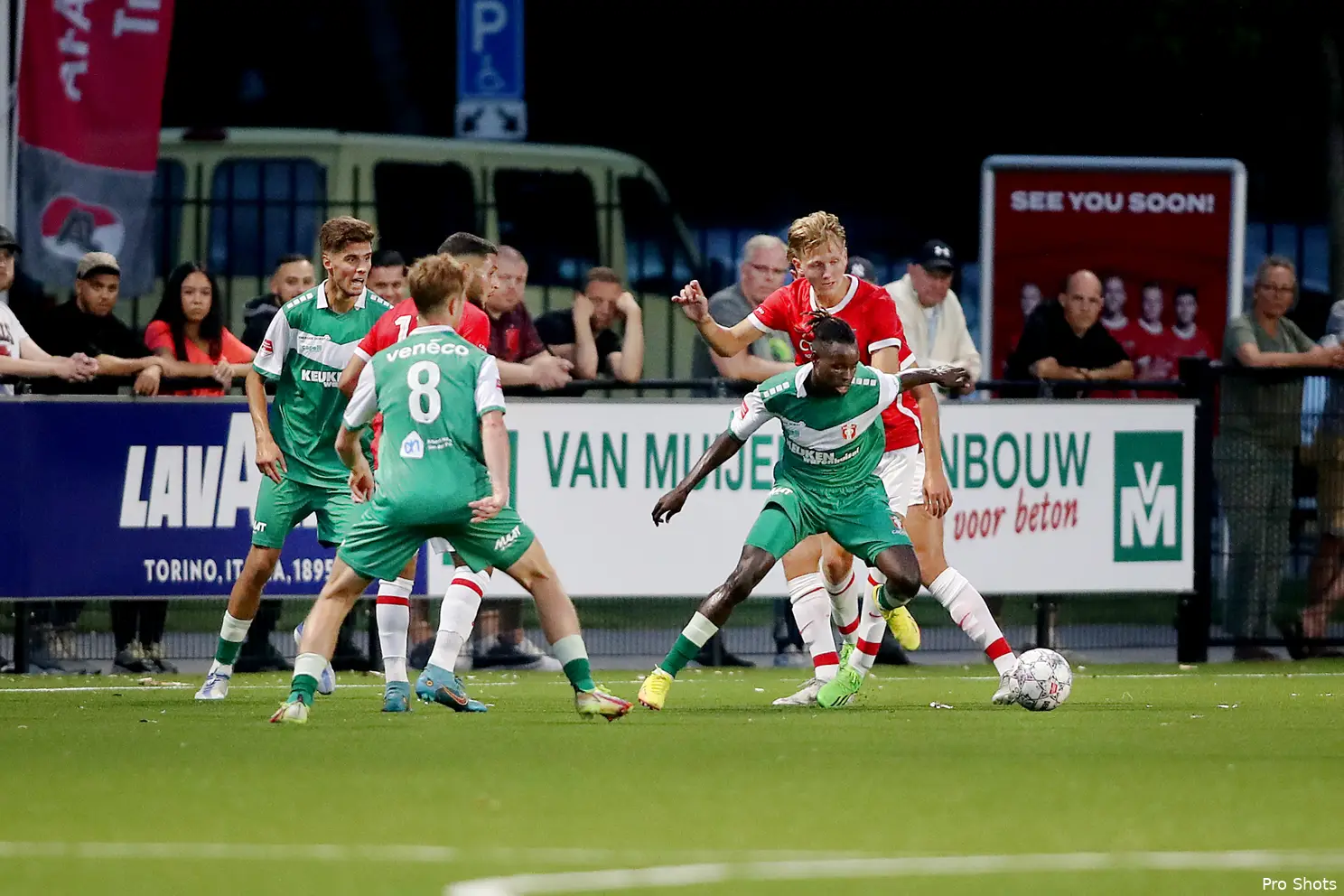 Huurlingen: Azarkan raakt geblesseerd; debuut voor Baldé