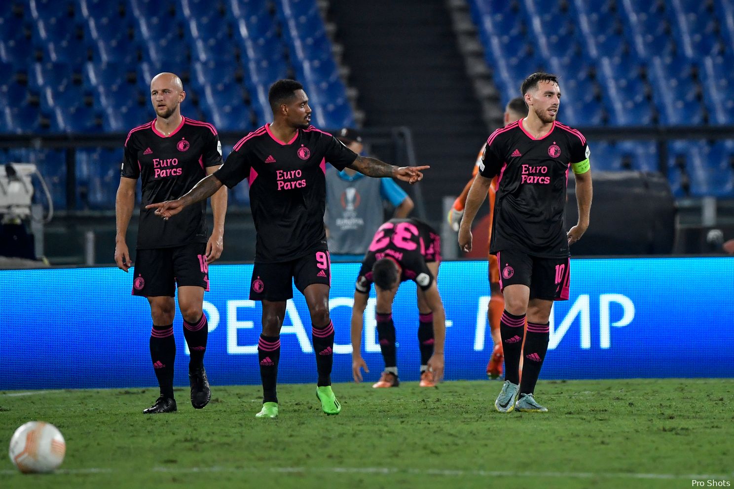 Dramatische start levert Feyenoord nederlaag op in Rome