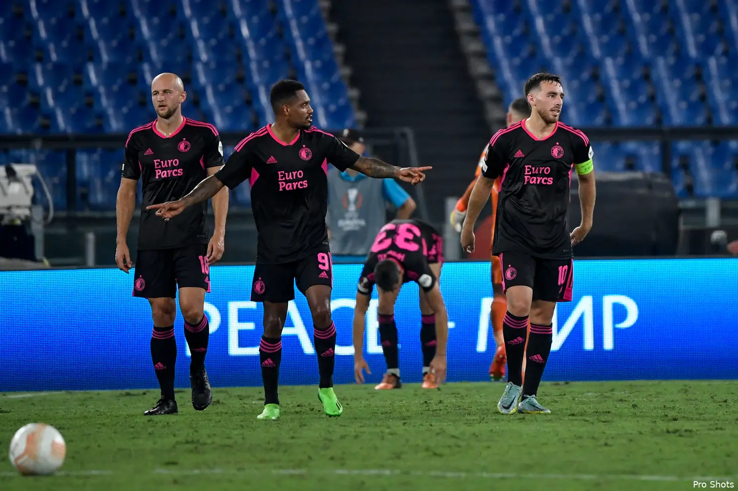 Dramatische start levert Feyenoord nederlaag op in Rome