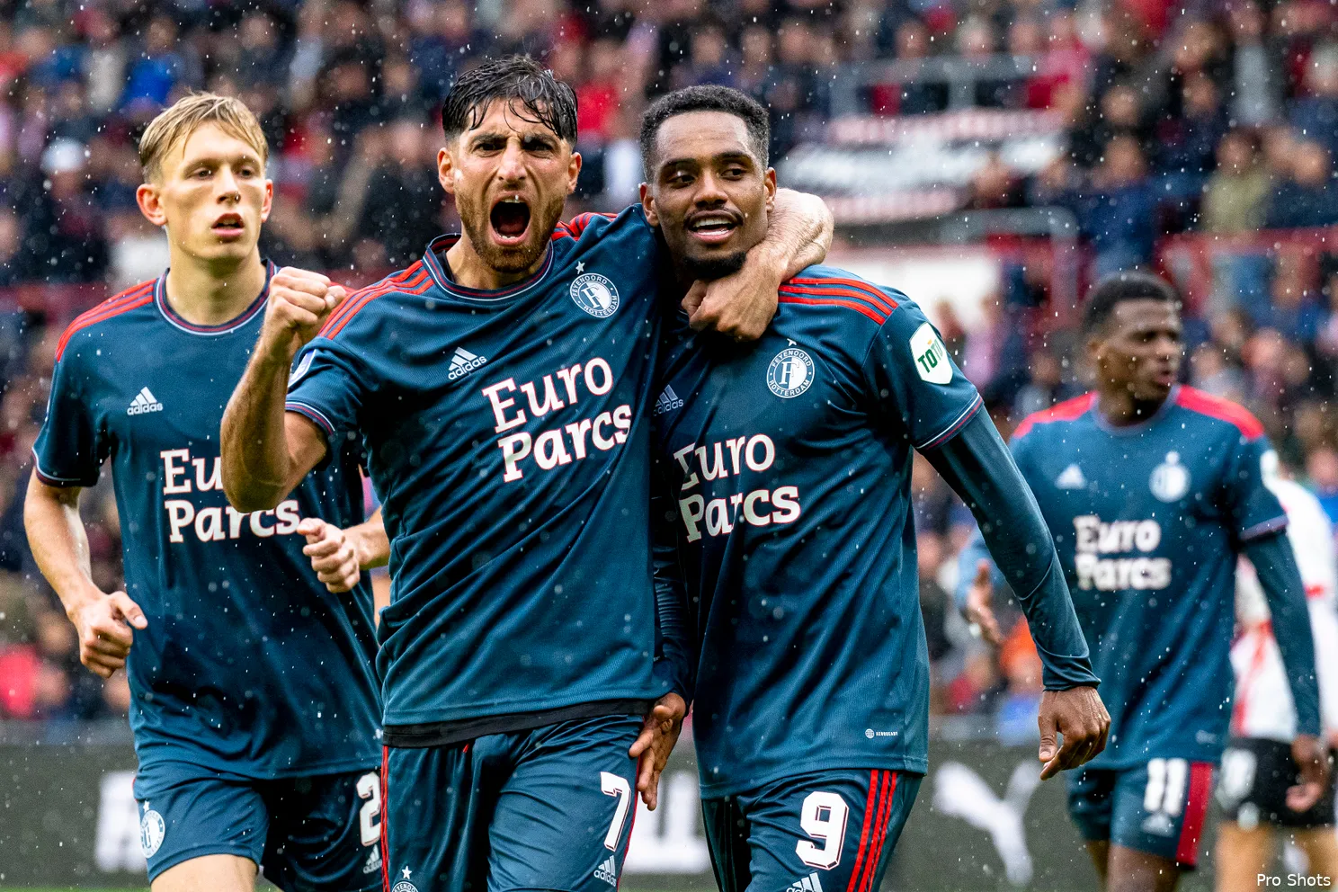 Feyenoord lijdt eerste nederlaag van het seizoen op bezoek bij PSV