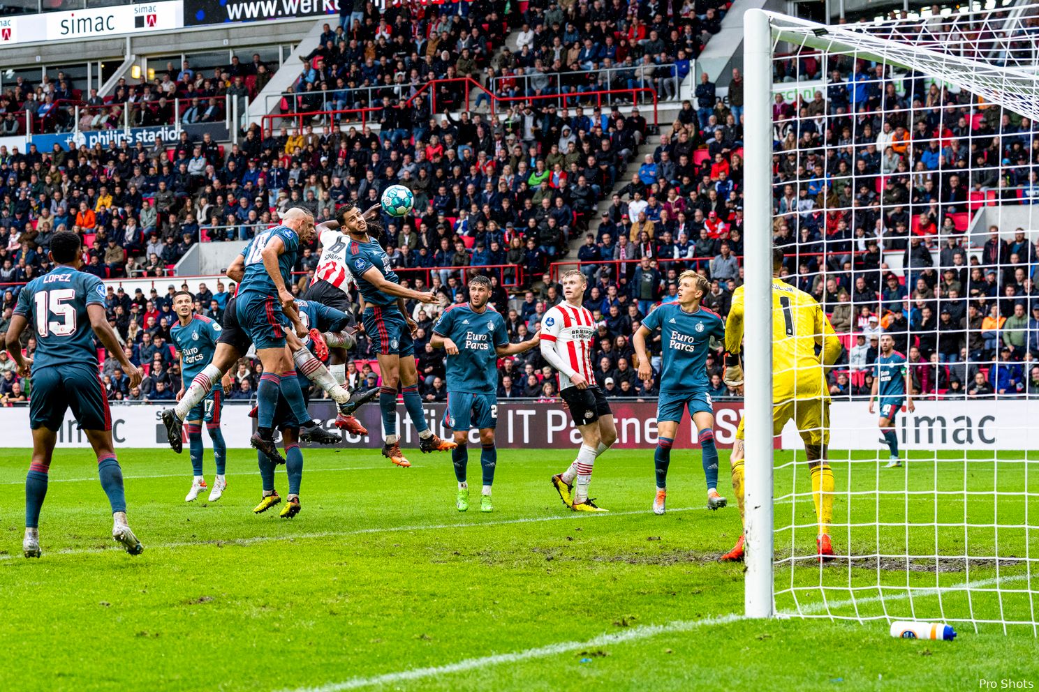 Feyenoord lijdt eerste nederlaag van het seizoen op bezoek bij PSV