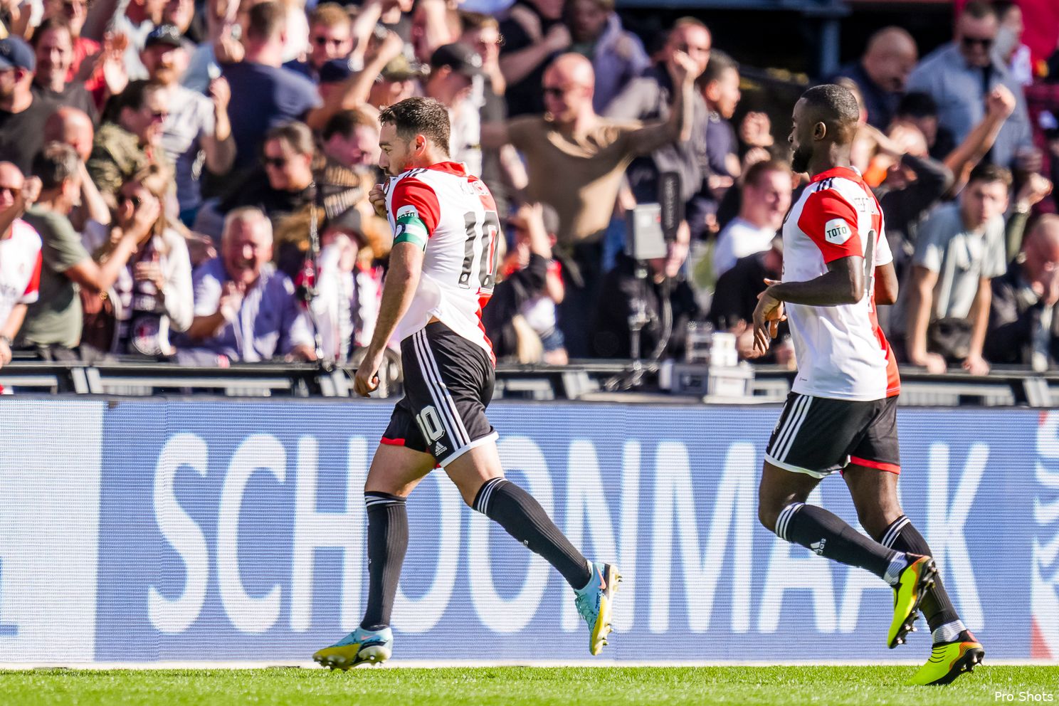 Feyenoord wint mede door fraaie goal Kökcü van FC Twente