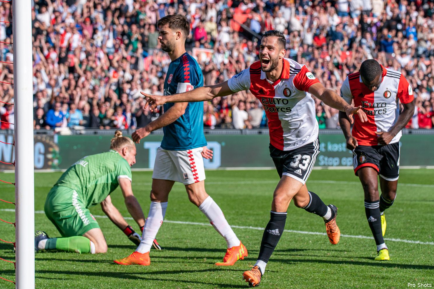 Feyenoord wint mede door fraaie goal Kökcü van FC Twente