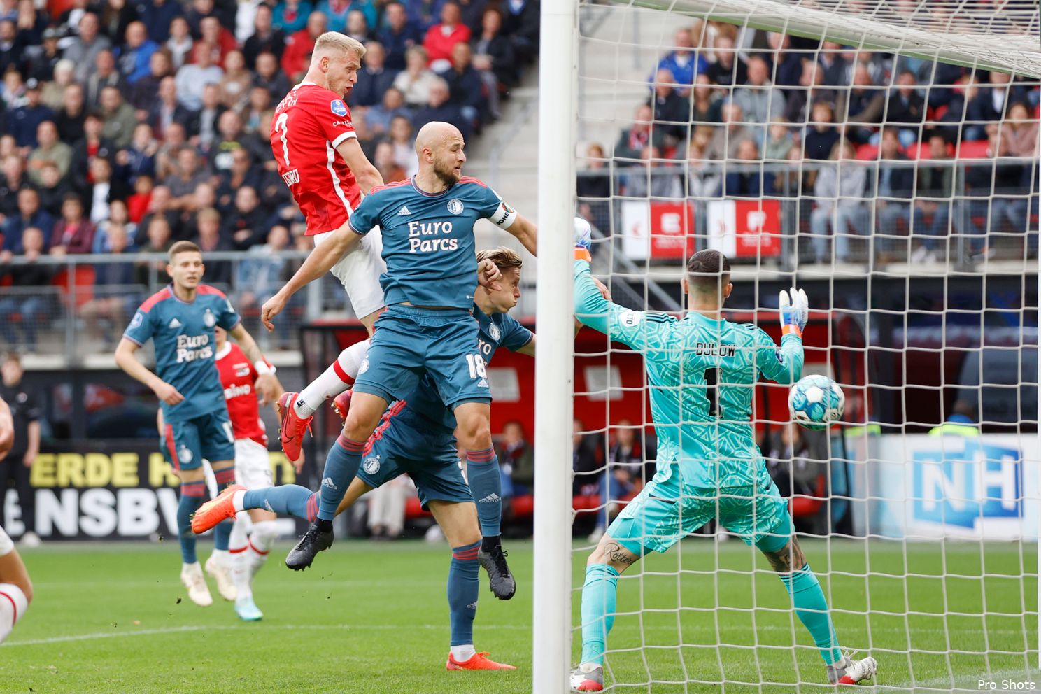 Feyenoord wint mede door wereldgoal Danilo van AZ