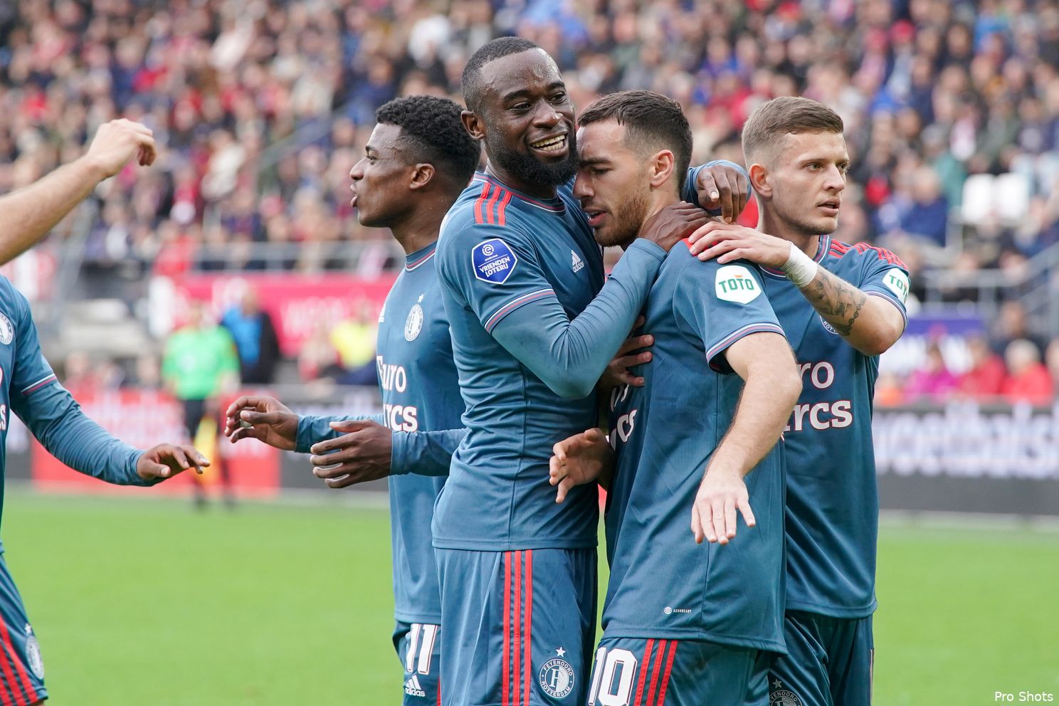 Feyenoord wint mede door wereldgoal Danilo van AZ