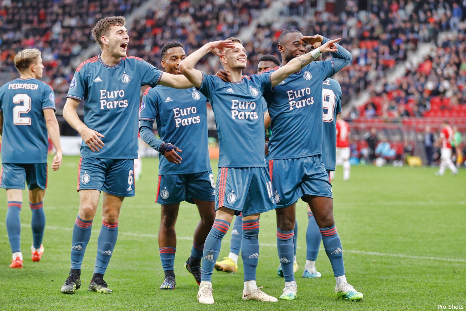 Feyenoord wint mede door wereldgoal Danilo van AZ