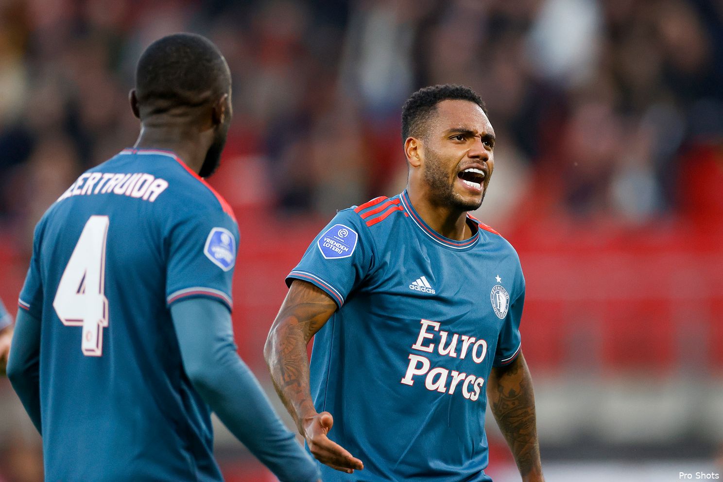 Feyenoord wint mede door wereldgoal Danilo van AZ