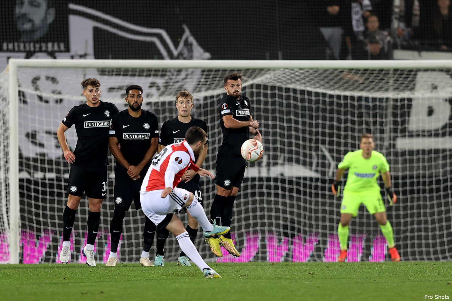 Feyenoord is het in de tweede helft helemaal kwijt en verliest van Sturm Graz