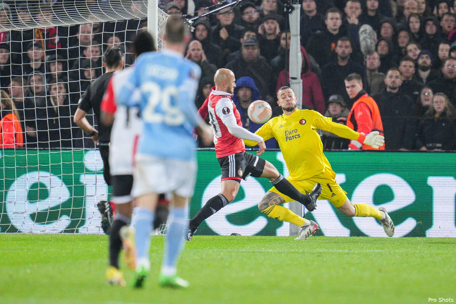 Feyenoord door als groepswinnaar na zenuwslopende avond
