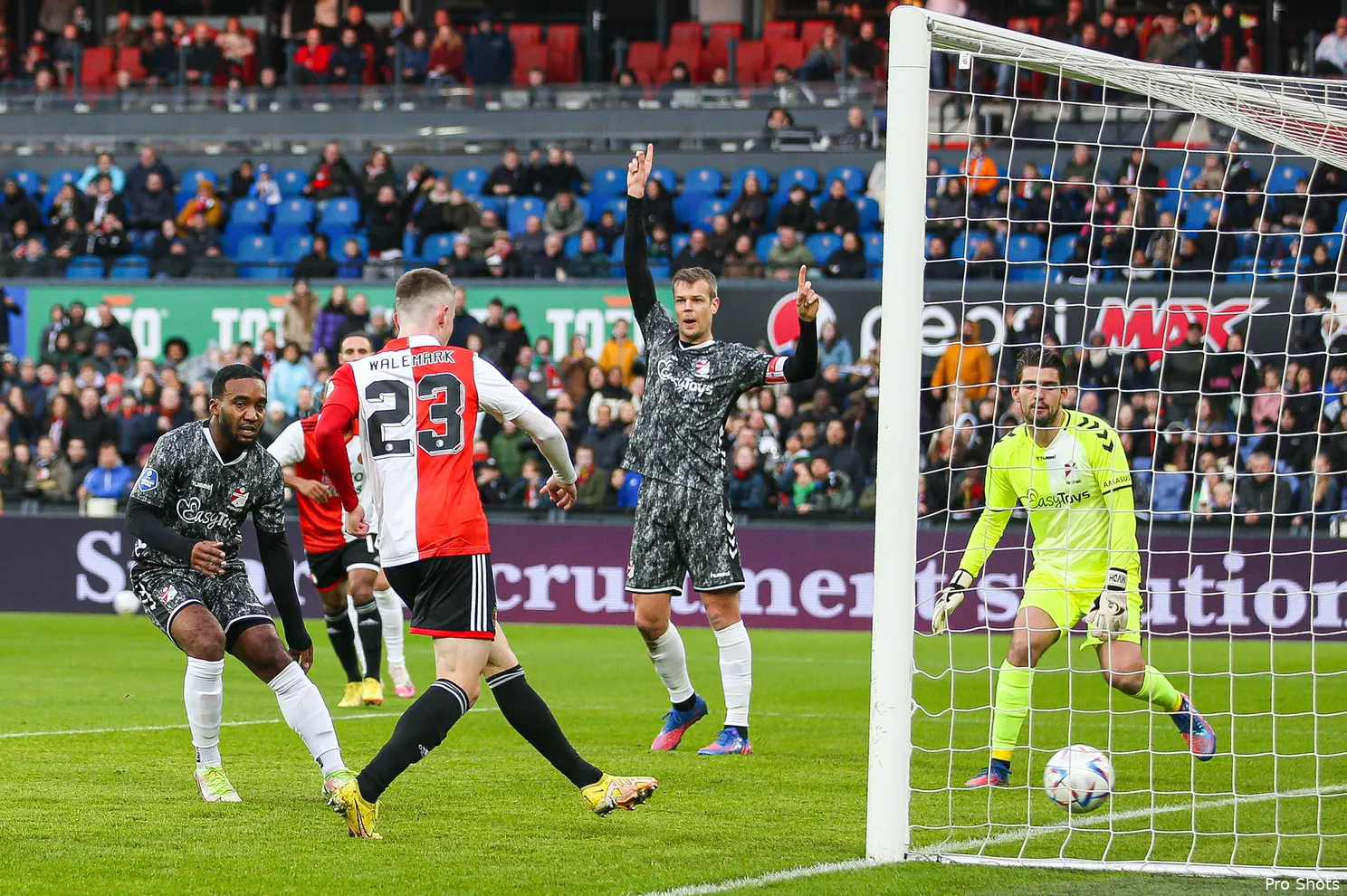 Feyenoord sluit 2022 af met overwinning op FC Emmen