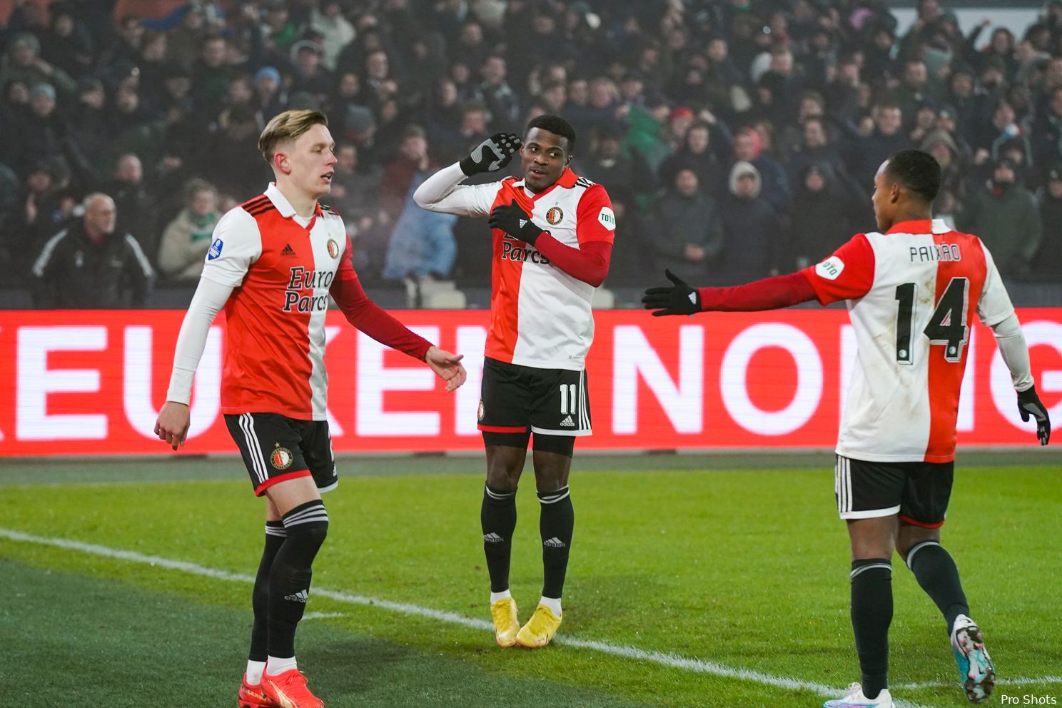 Feyenoord heeft geen problemen met NEC en is weer koploper