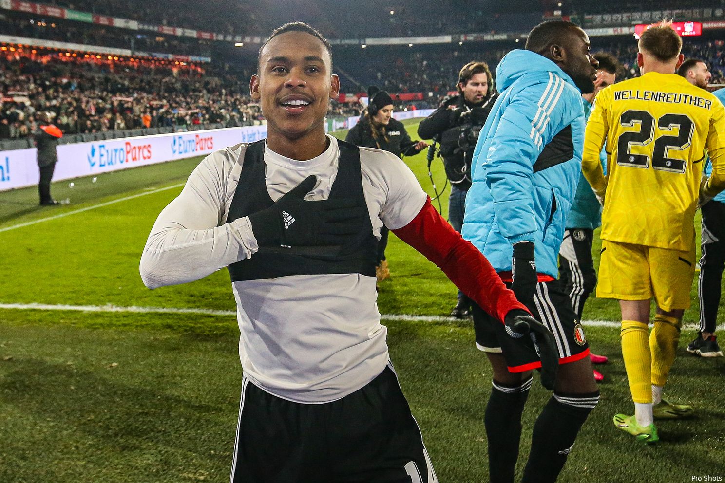 Feyenoord bekert verder na knotsgekke avond in De Kuip