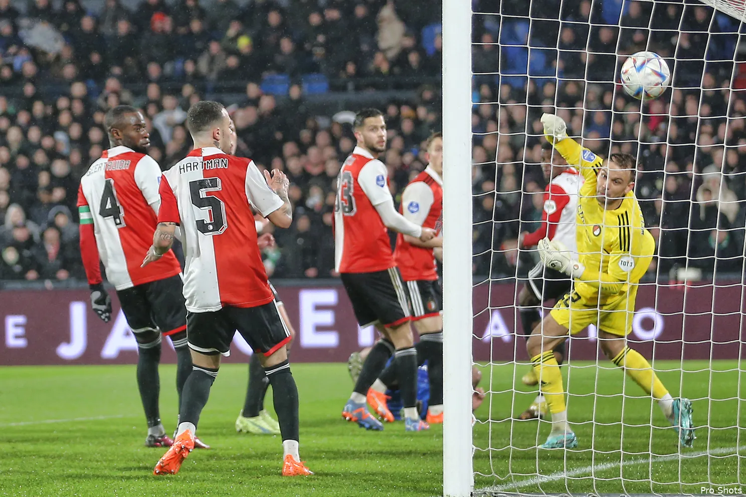 Feyenoord versterkt koppositie na overwinning op AZ
