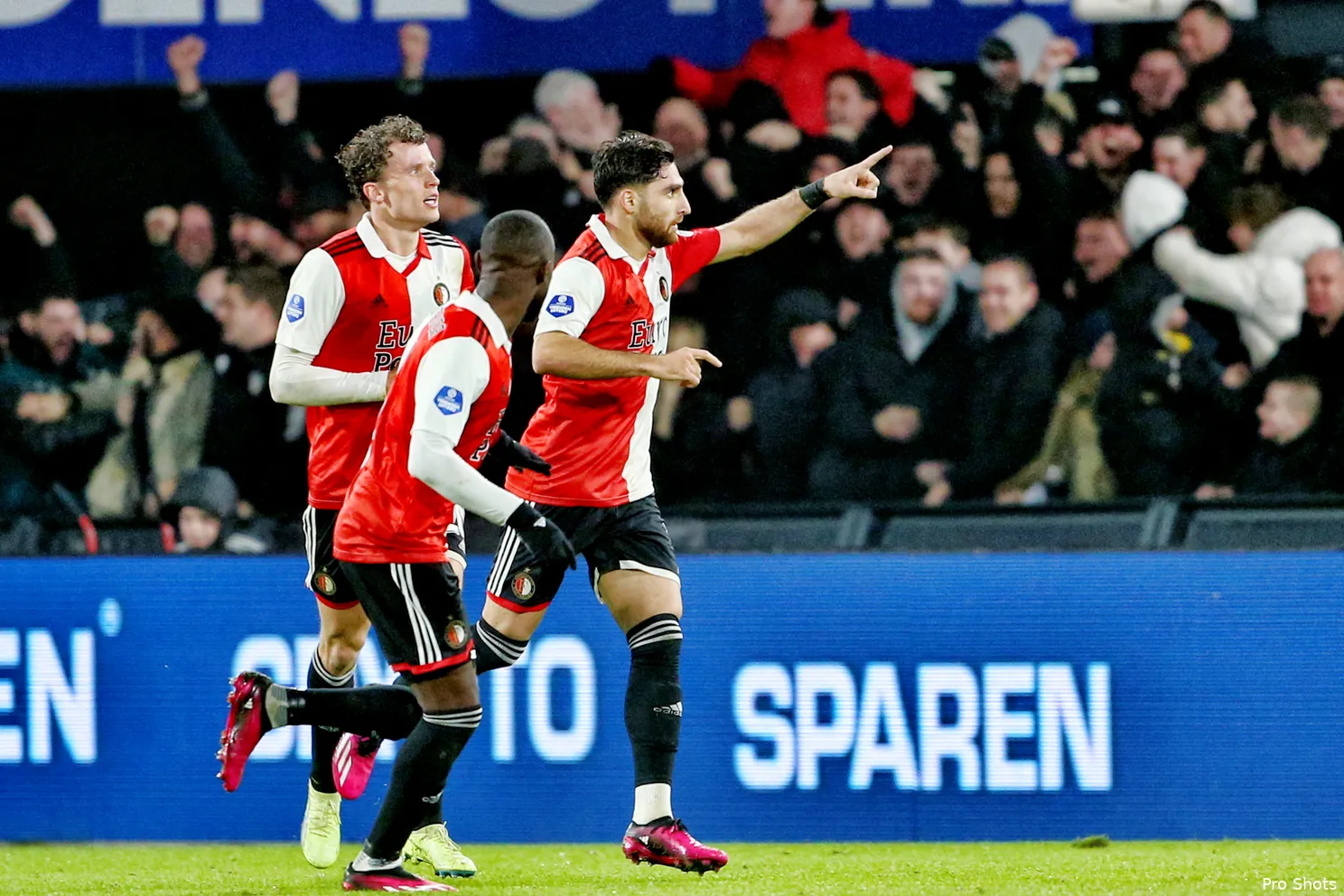 Feyenoord versterkt koppositie na overwinning op AZ