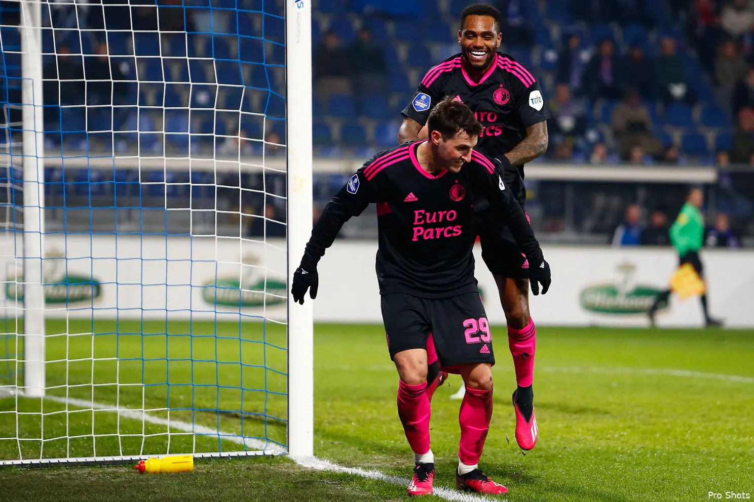 Feyenoord bekert verder na matig duel in Friesland