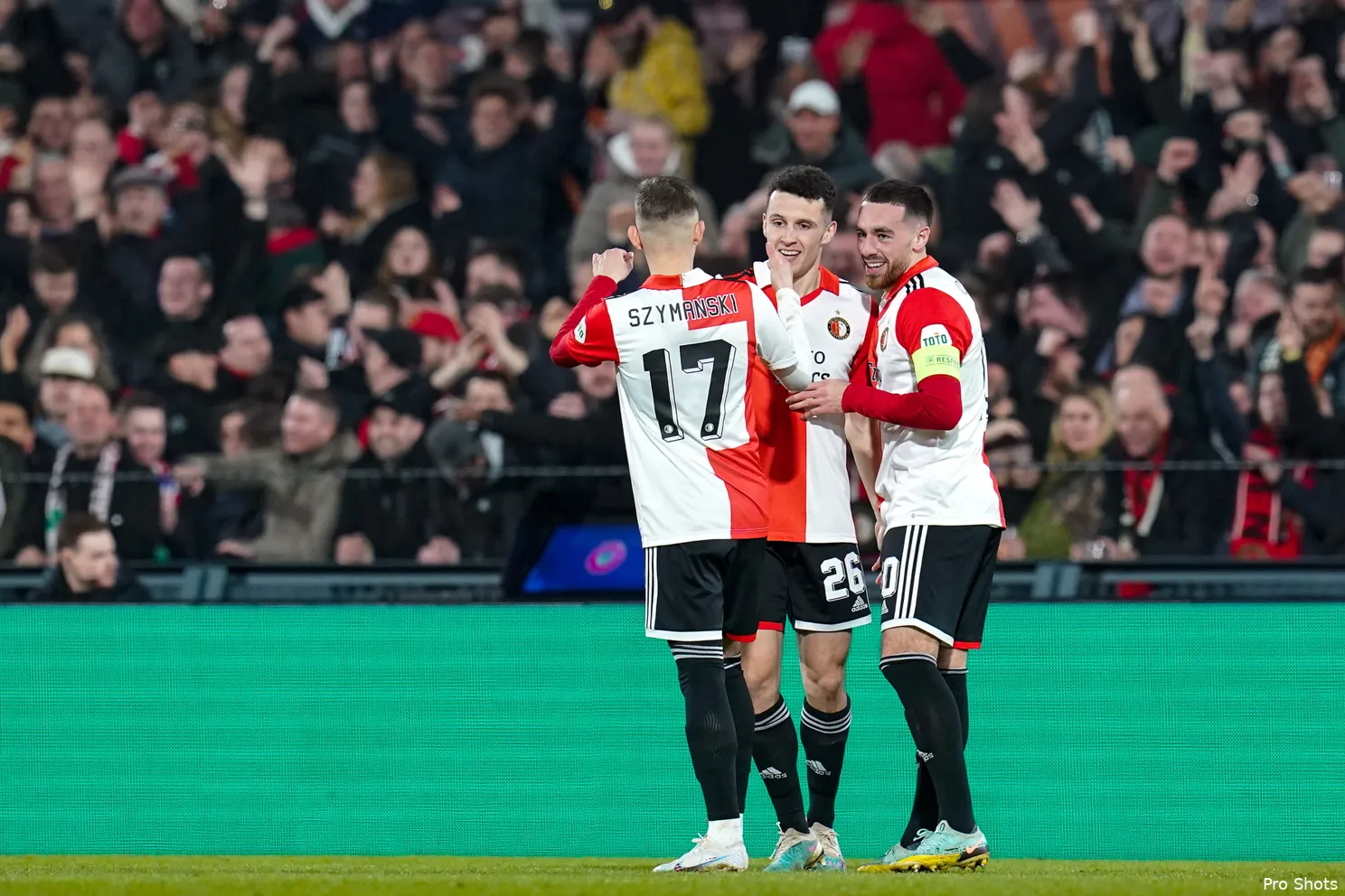 Feyenoord verpulvert Shakhtar en bereikt kwartfinale Europa League