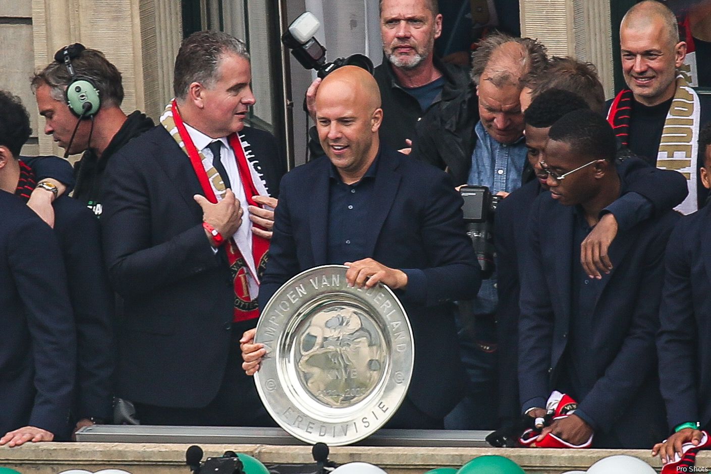 De beelden: Coolsingel wordt gek tijdens huldiging van Feyenoord