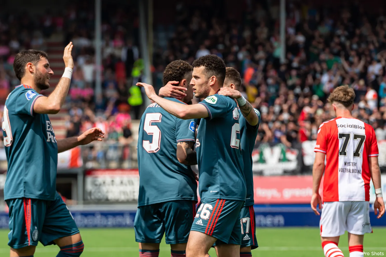 Feyenoord wint laatste uitwedstrijd van het seizoen in Emmen