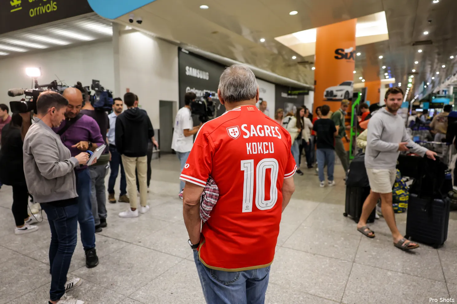 Portugese media filmen aankomst Kökcü op vliegveld van Lissabon