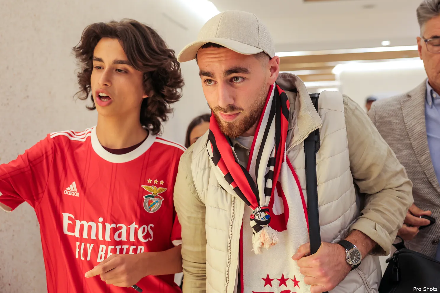 Portugese media filmen aankomst Kökcü op vliegveld van Lissabon