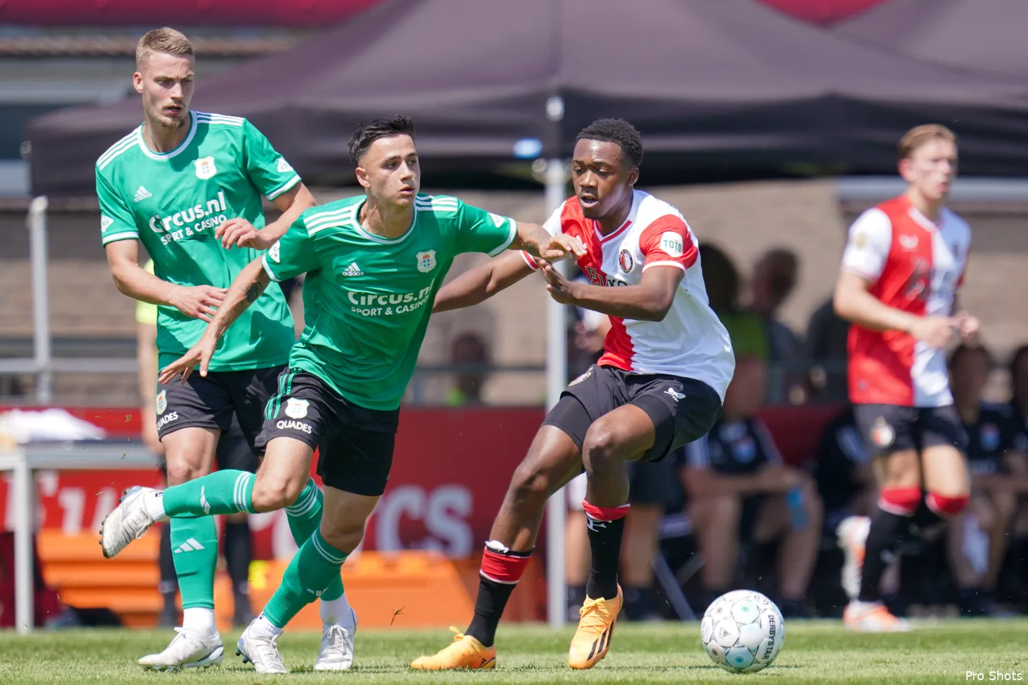 Feyenoord wint oefenwedstrijd op snikheet Sportpark Smitshoek