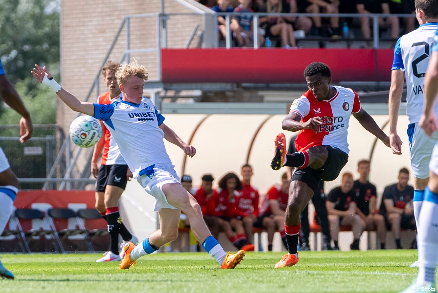 Feyenoord maakt met internationals indruk tegen Club Brugge