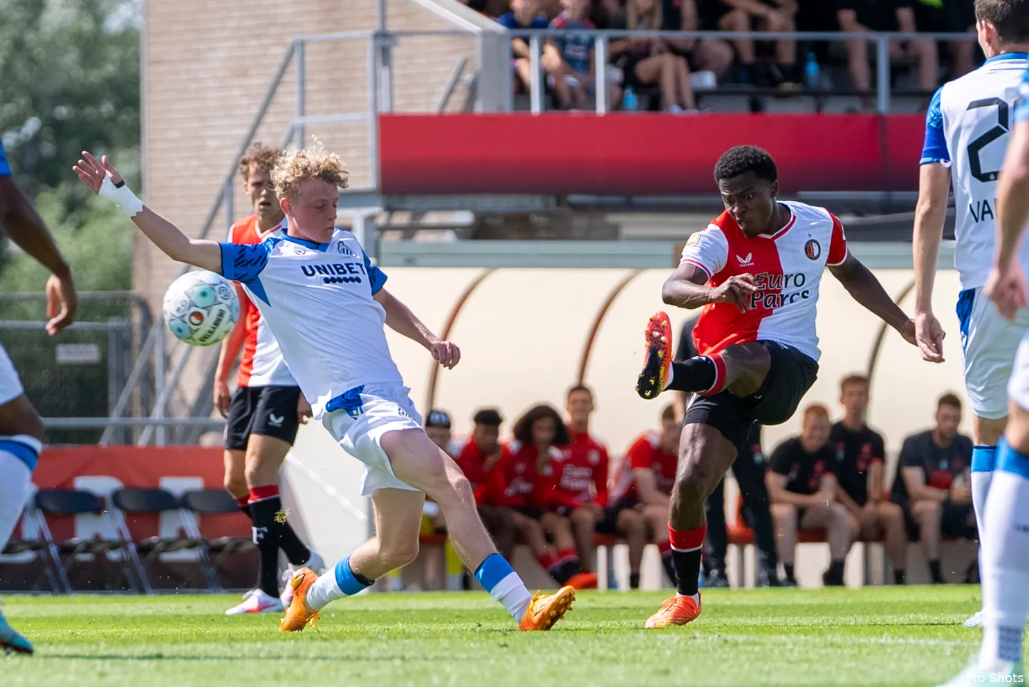 Feyenoord maakt met internationals indruk tegen Club Brugge