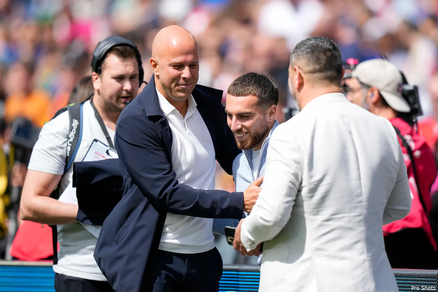 Supporters tonen prachtig spandoek voor Kökcü