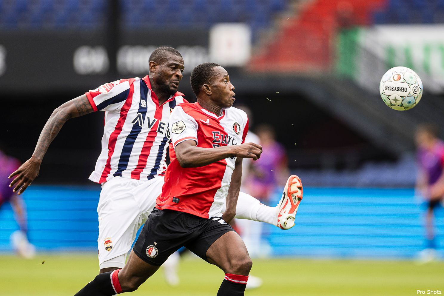 Feyenoord wint oefenwedstrijd; Ueda laat zich zien