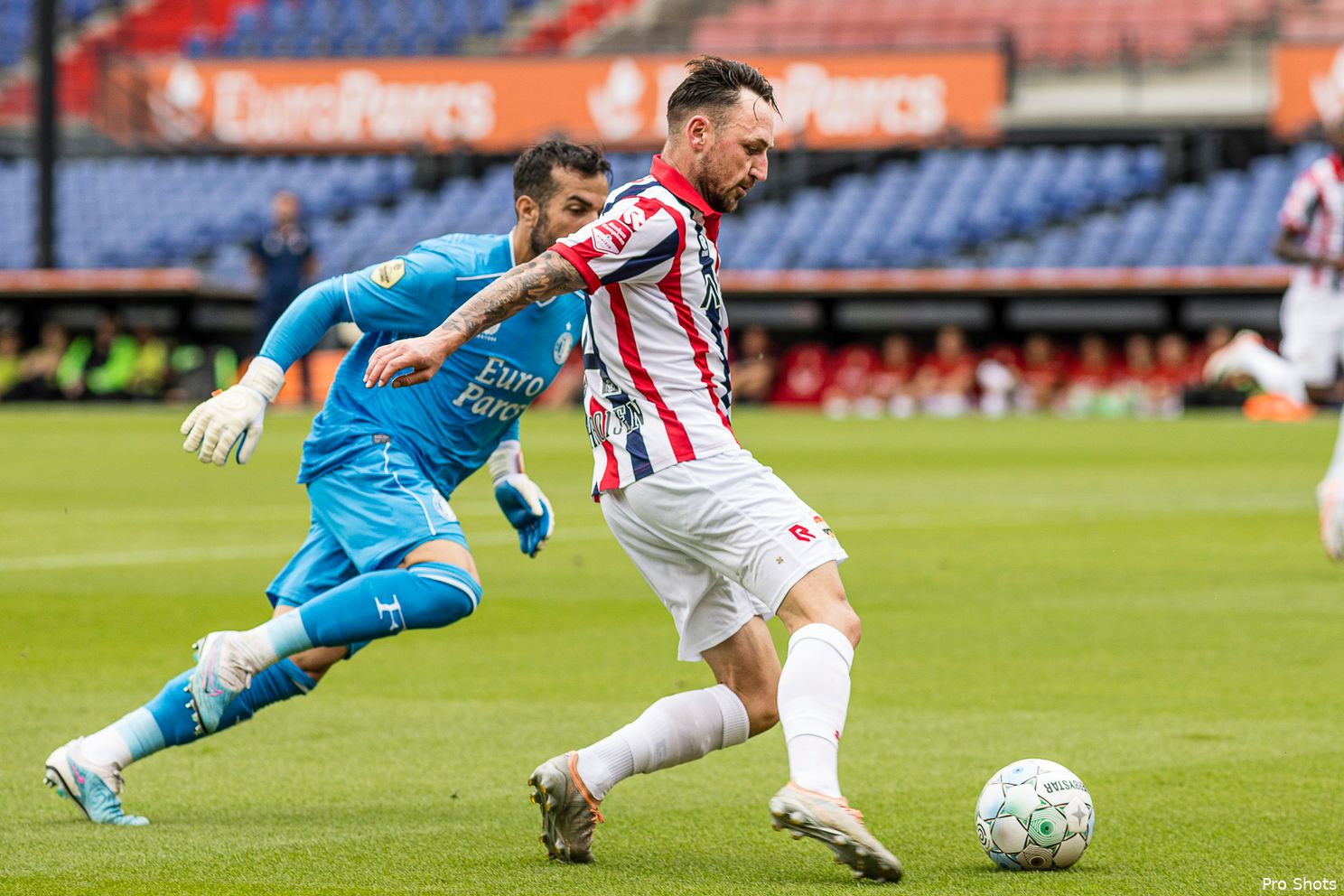 Feyenoord wint oefenwedstrijd; Ueda laat zich zien