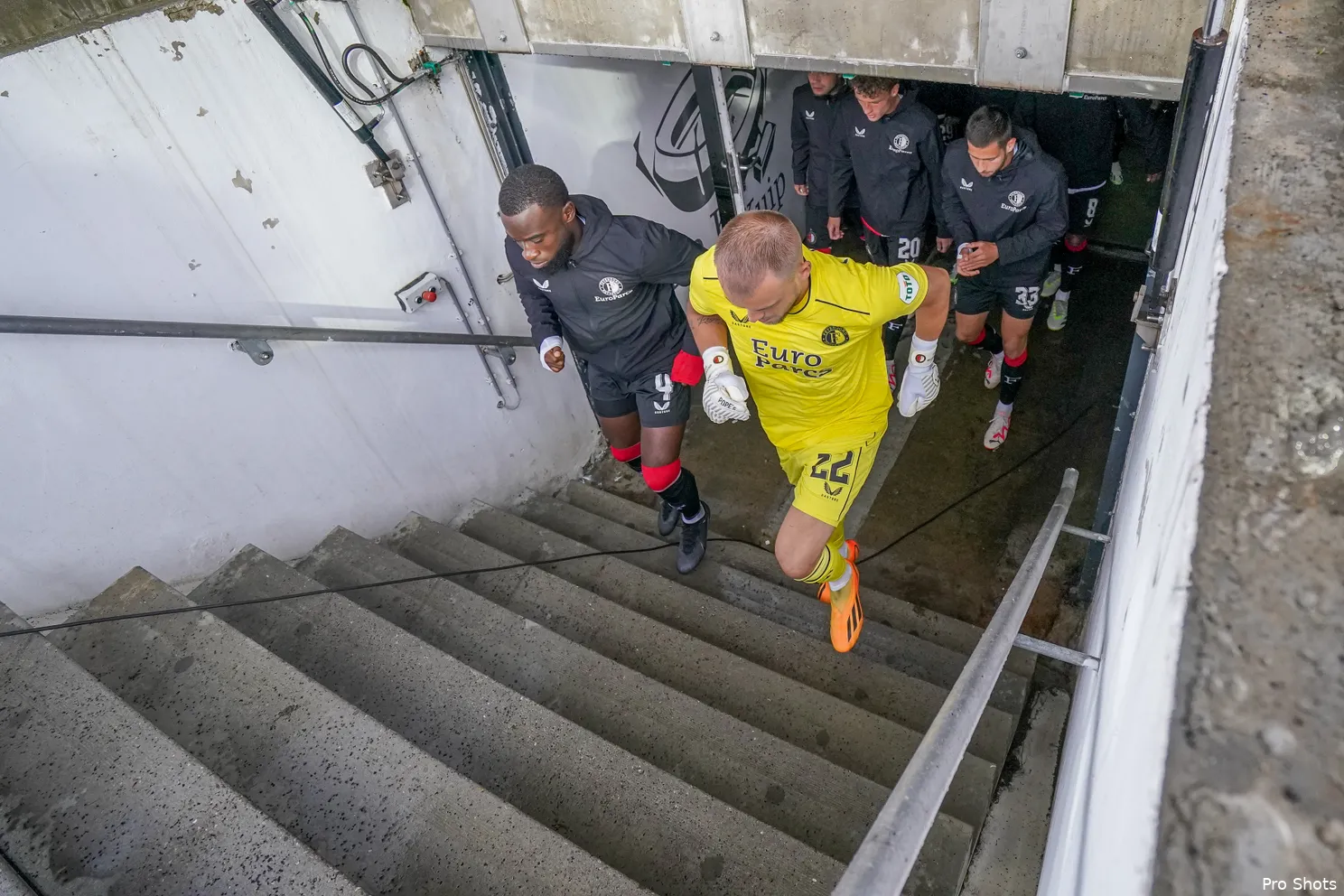 Duel van Feyenoord tijdelijk gestaakt vanwege noodweer