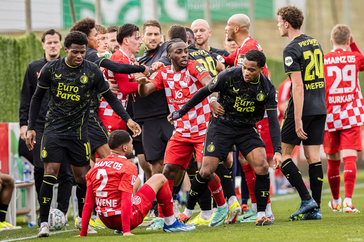 Feyenoord sluit trainingskamp af met teleurstellende nederlaag