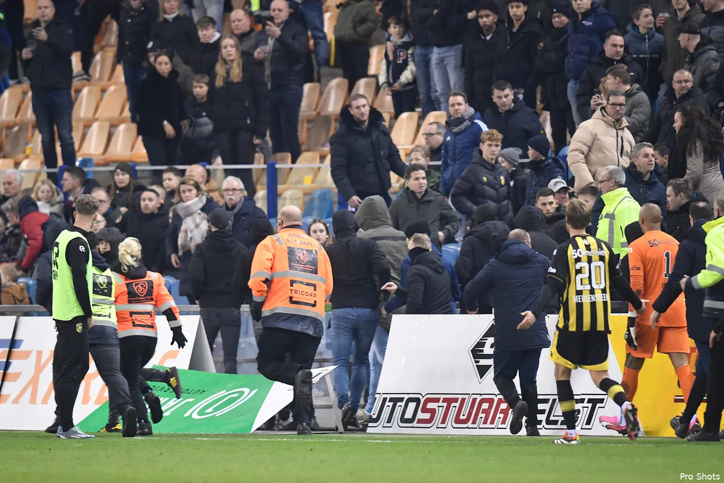 Wedstrijd Feyenoord gestaakt: Vitesse-supporters breken uit