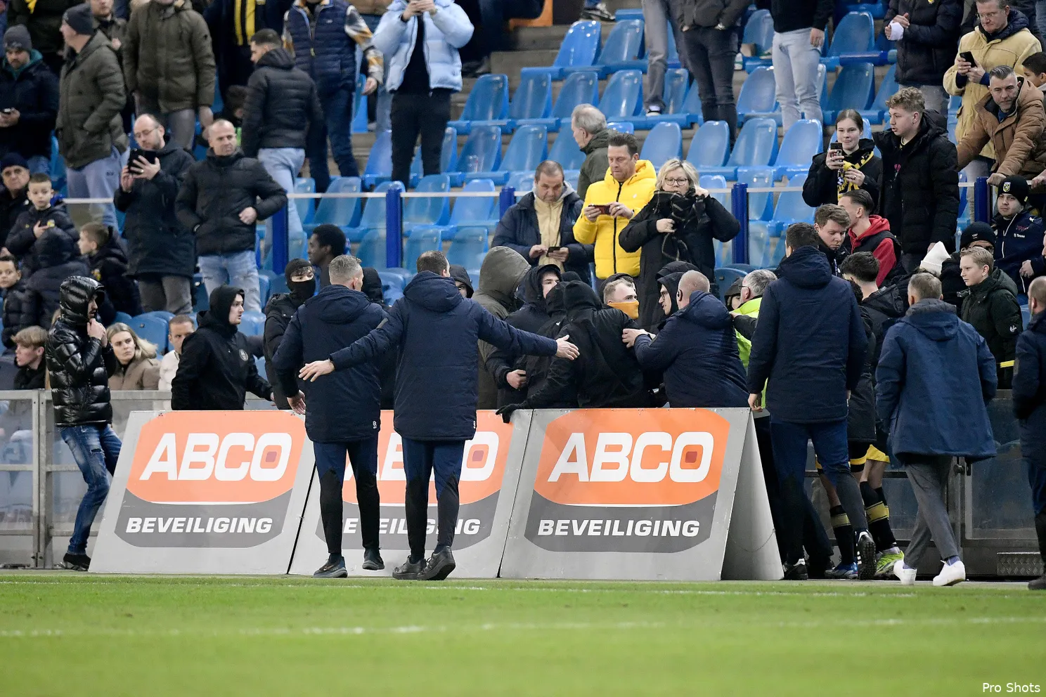 Wedstrijd Feyenoord gestaakt: Vitesse-supporters breken uit