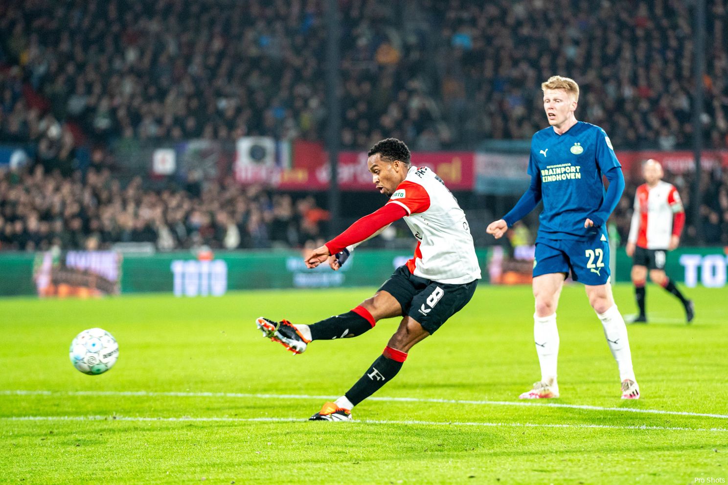 Feyenoord verslaat PSV na enerverende topper en bekert verder
