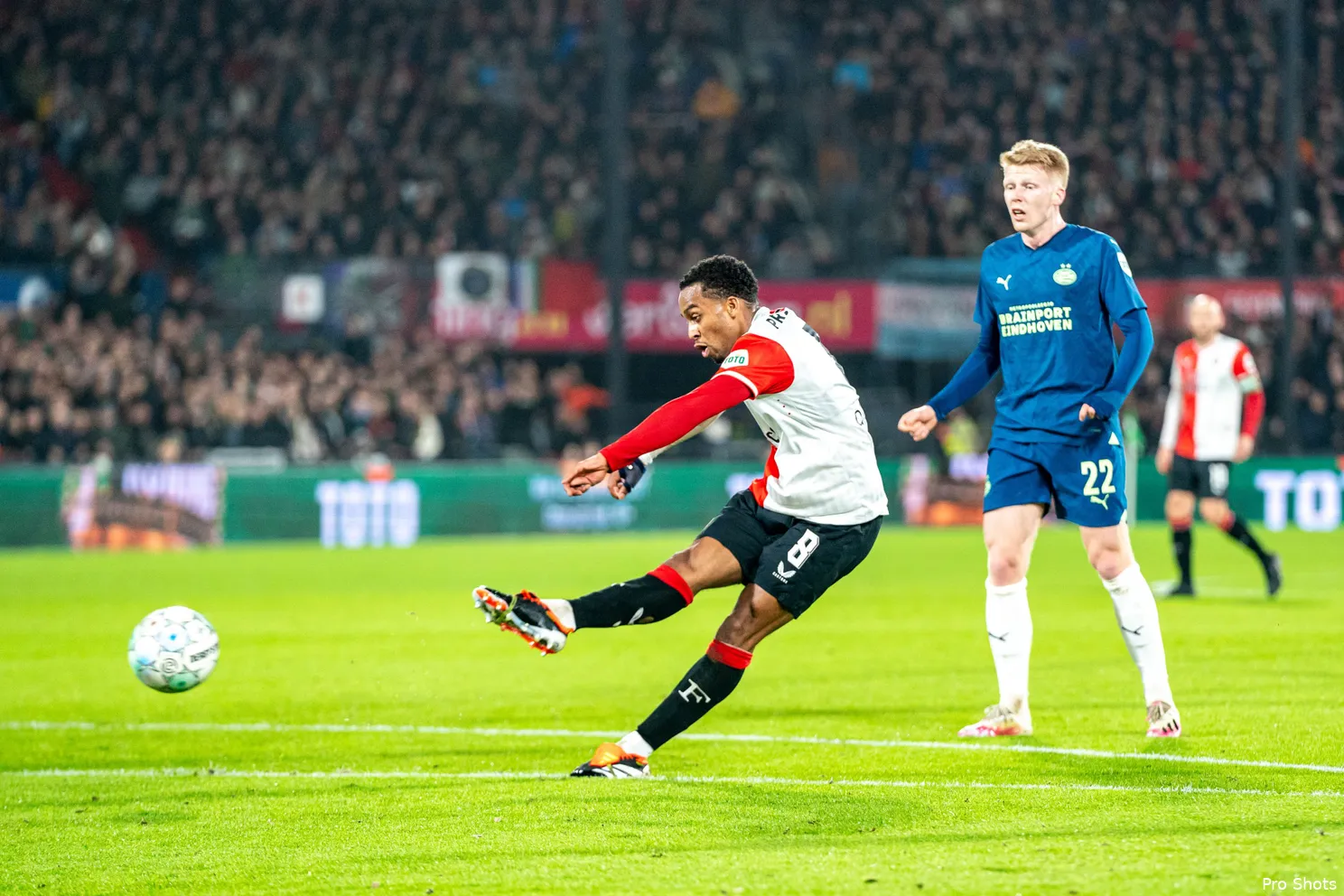 Feyenoord verslaat PSV na enerverende topper en bekert verder