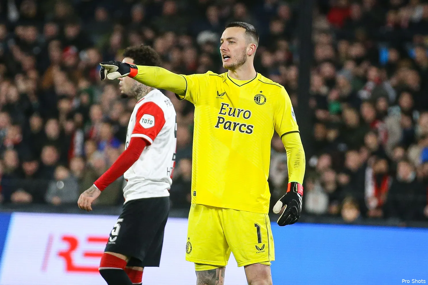 Feyenoord verslaat PSV na enerverende topper en bekert verder