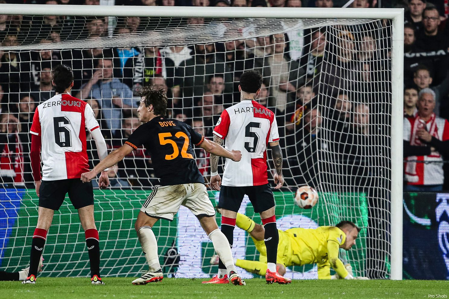 Gehavend Feyenoord speelt gelijk tegen AS Roma in De Kuip